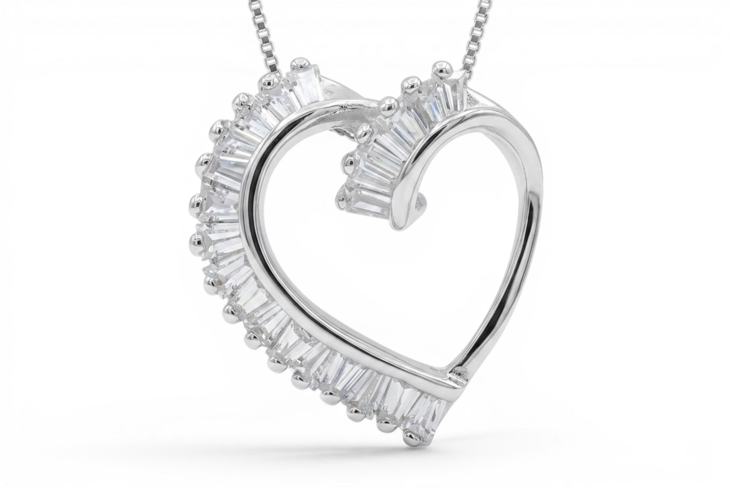 Elara - Pendentif en forme de cœur en argent sterling avec zircones cubiques baguettes sur une chaîne en argent sterling