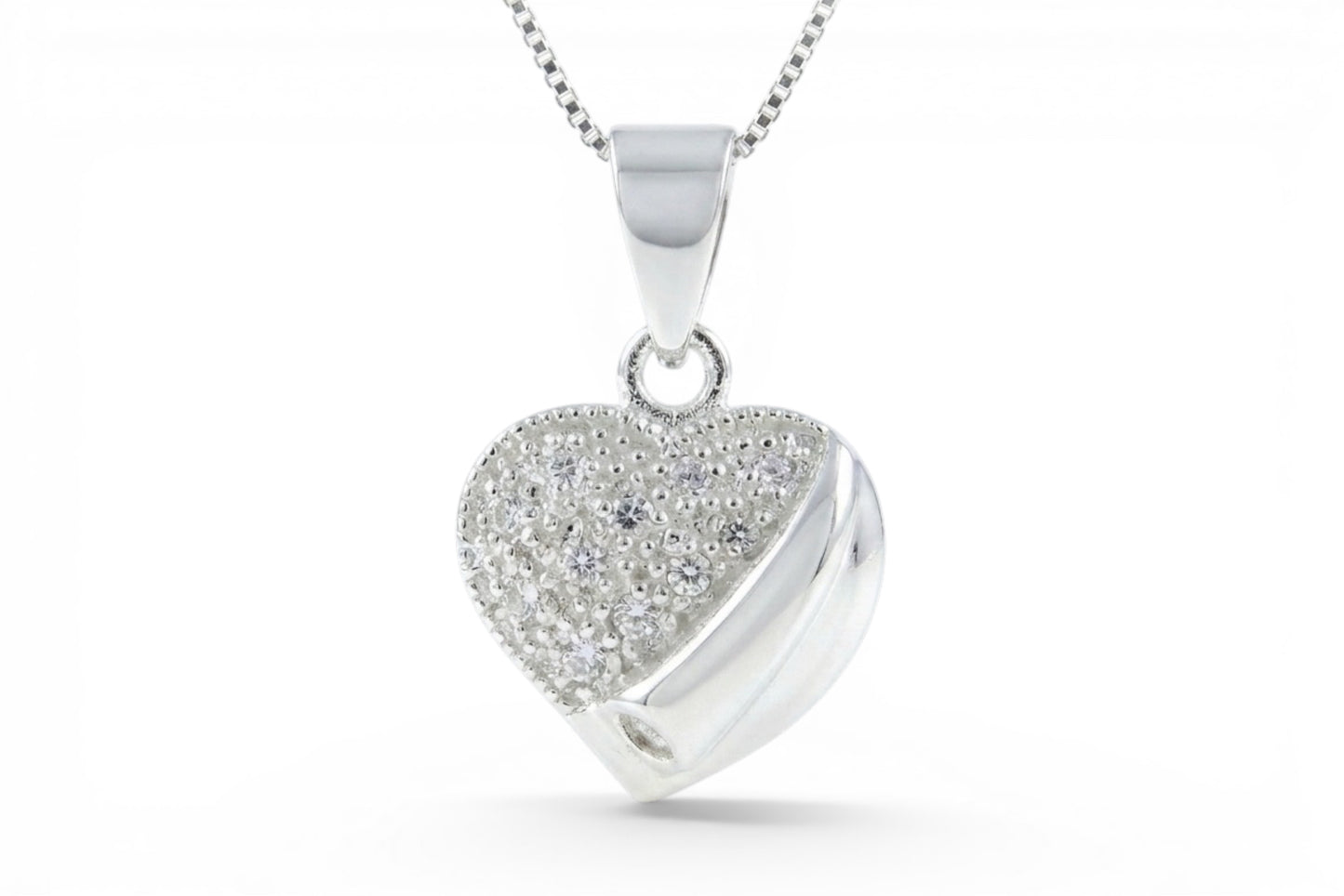 Olivia - Pendentif en forme de cœur en argent sterling avec zircones cubiques sur une chaîne en argent sterling