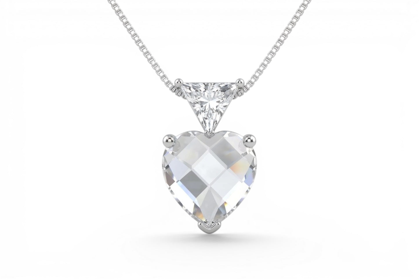 Mia - Pendentif en argent sterling avec zircone cubique triangulaire et véritable forme de cœur en cristal sur une chaîne en argent sterling
