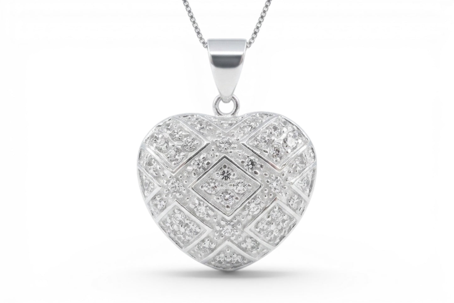 Vivienne - Pendentif en forme de cœur en argent sterling incrusté de zircones cubiques sur une chaîne en argent sterling